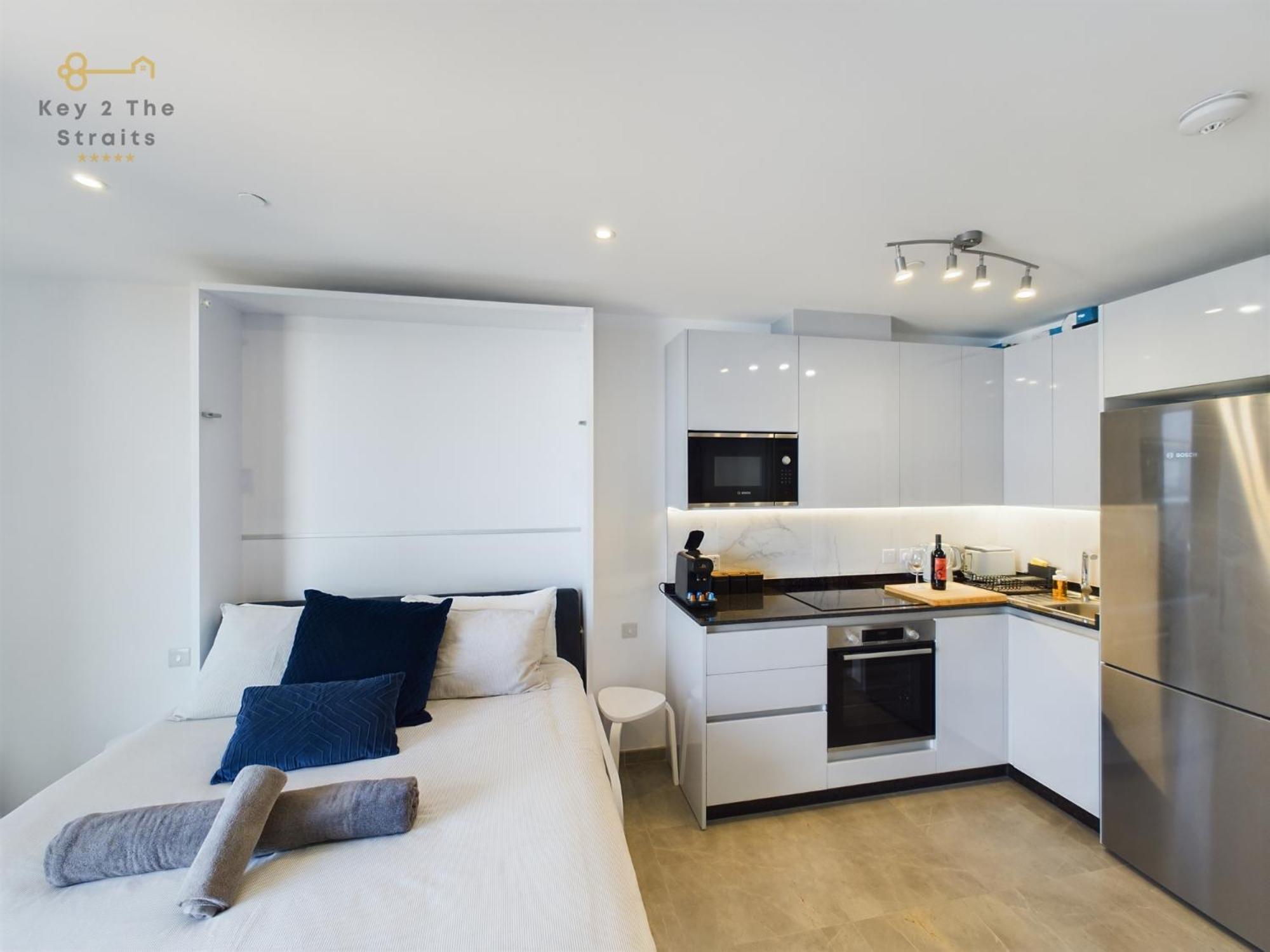 Luxury Sunrise Beach And Oceanview Room With Balcony 지브롤터 외부 사진